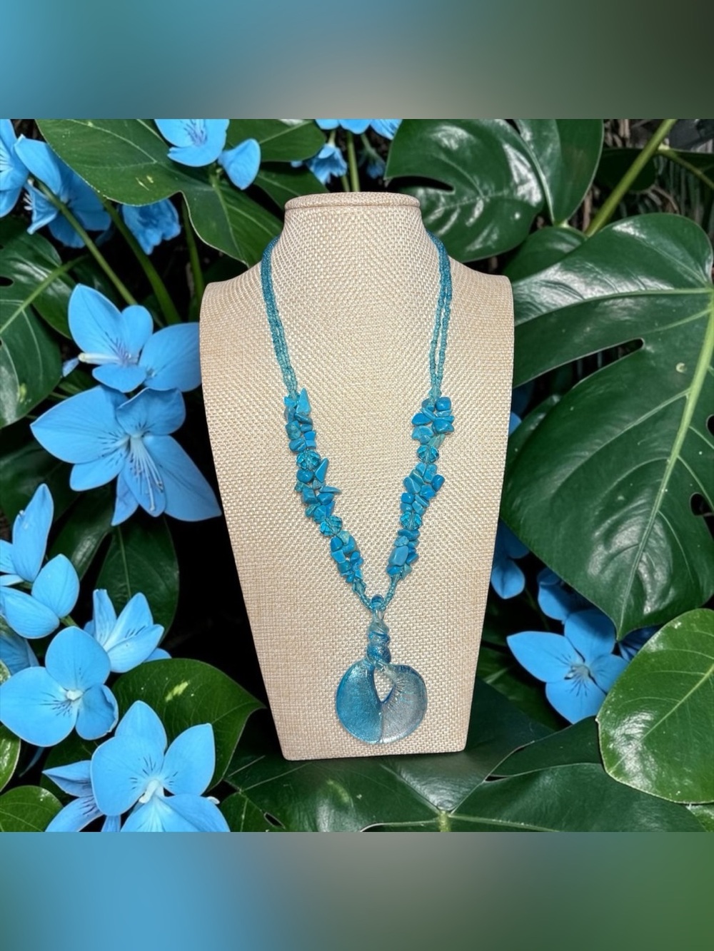 💙Vintage Handmade Turquoise Howlite Chip Necklace with Glass Pendant💙